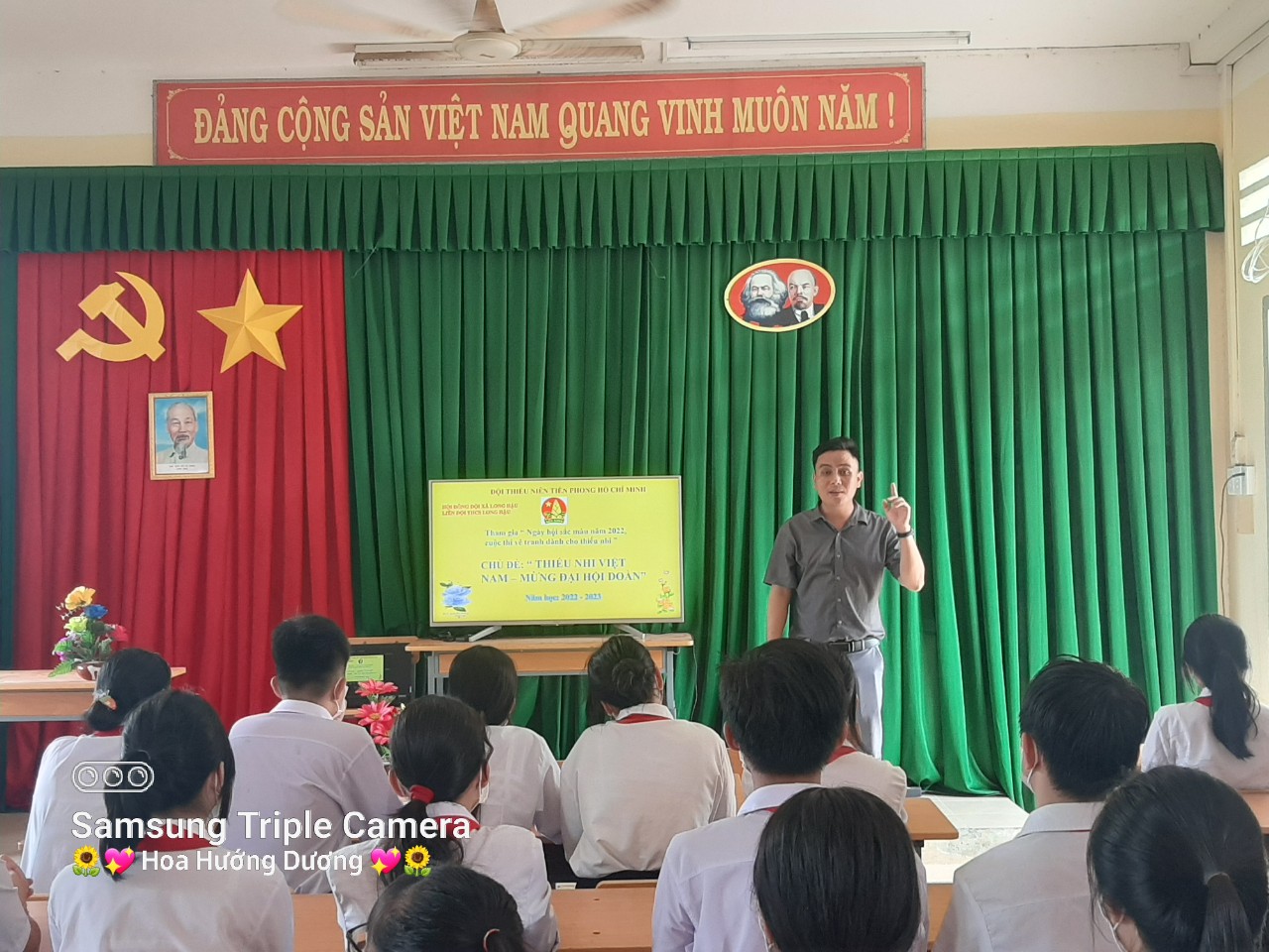 THẦY "CHÂU THANH NAM" (GV MỸ THUẬT)  ĐẠI DIỆN BAN GIÁM KHẢO HƯỚNG DẪN HỌC SINH THAM GIA THI VẼ TRANH